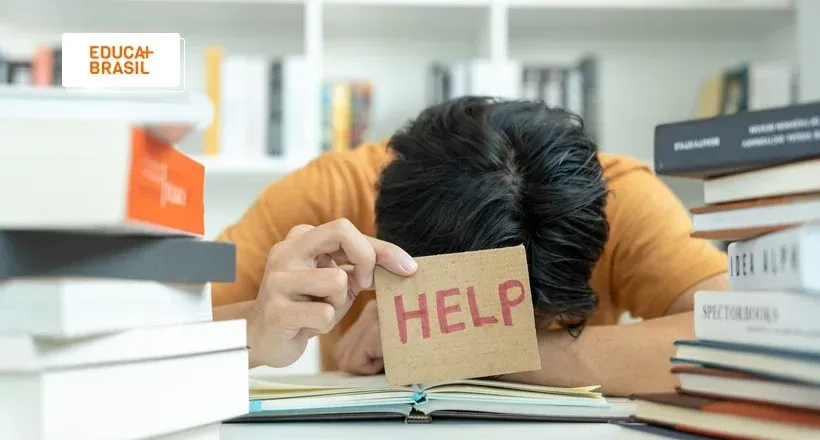 Pessoa segurando uma placa escrita HELP, simbolizando dificuldade no estudo de SUS